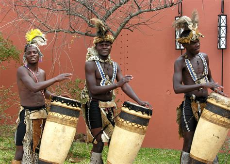  “Dancing Drums” – A Rhythmic Tale of Community and Courage From Ancient Nigeria!